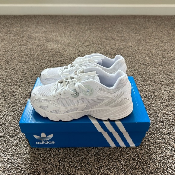 Adidas Astir in Cloud White/Silver/Metallic, size 7 - Picture 2 of 6